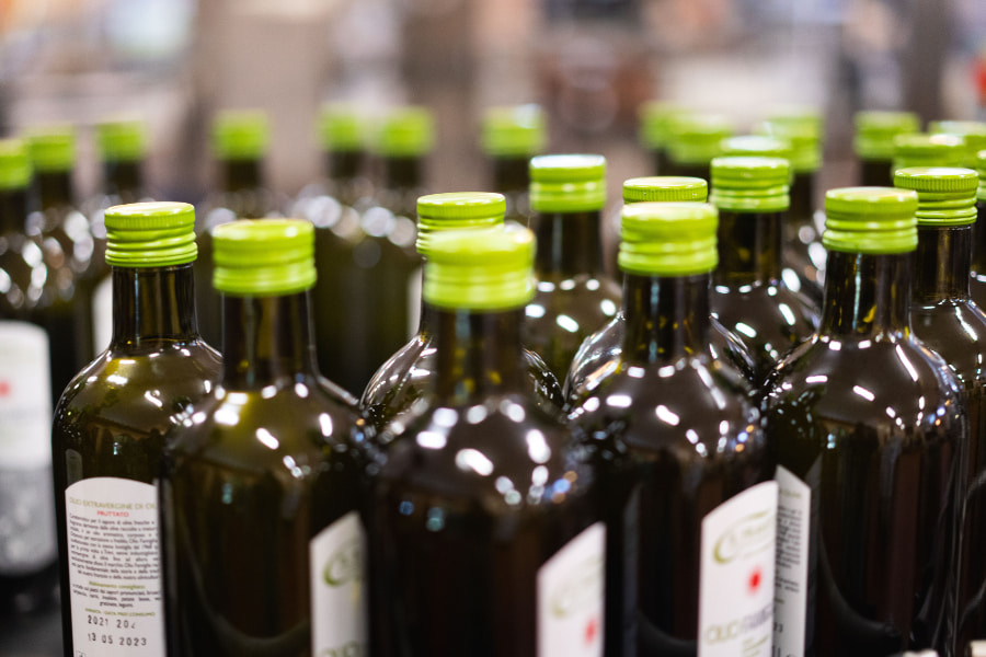 Come conservare l'olio di oliva in casa: bottiglie scure con tappo