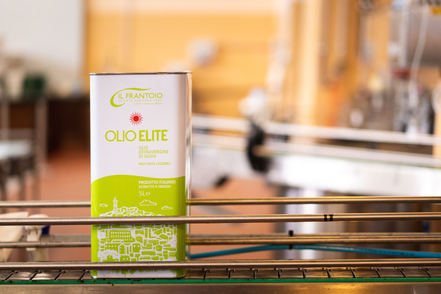 Come conservare l'olio di oliva in casa: quanto può stare nella latta?