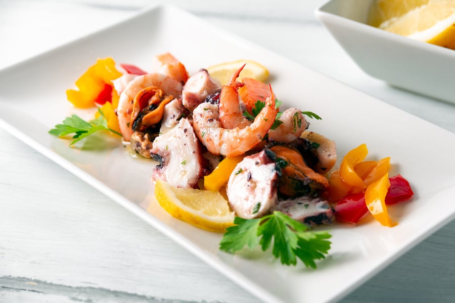 Insalata di mare con condimento all'origano