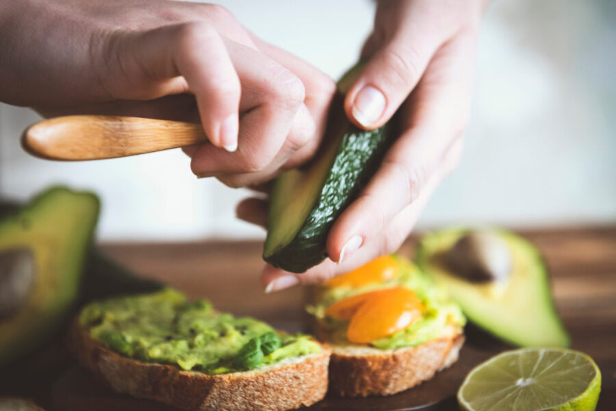 Merenda estiva vegetariana con olio EVO: avocado toast