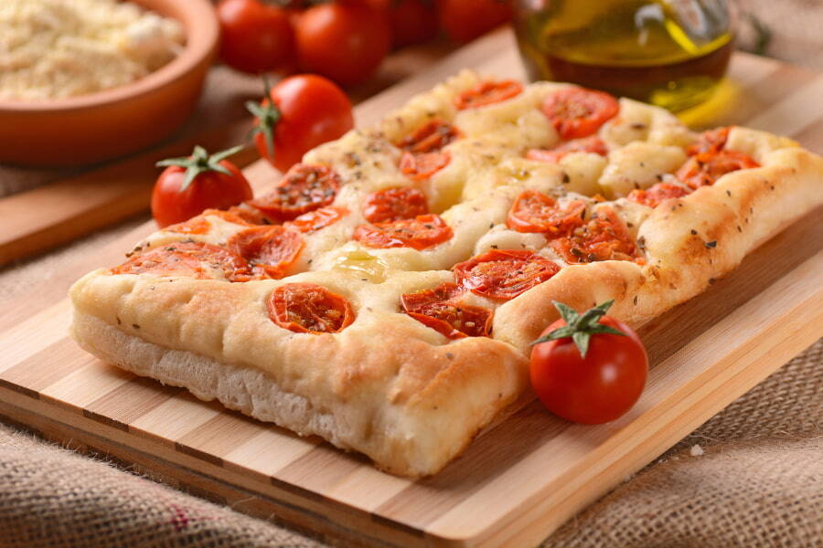 Merenda estiva vegetariana con olio EVO: focaccia ai pomodorini