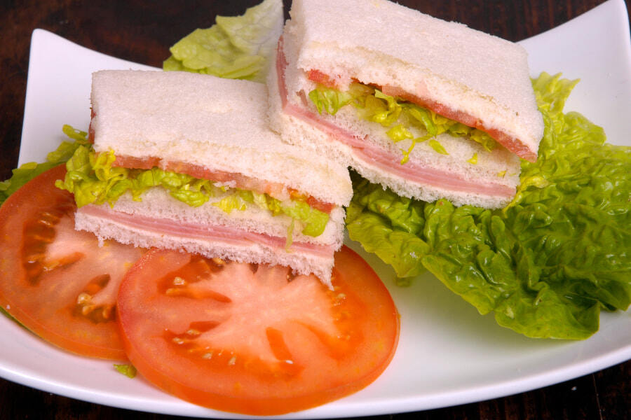 Merenda estiva vegetariana con olio EVO: tramezzini con maionese fatta in casa