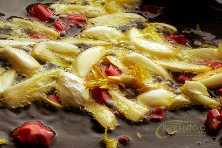 Ricetta della pastasciutta aglio olio e peperoncino: come fare il soffritto nella maniera corretta